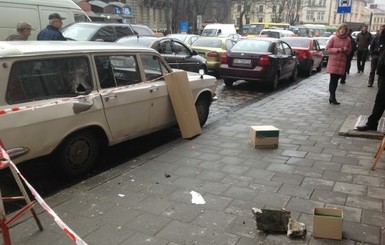 В центре Львова на машину рухнул обломок каменного карниза