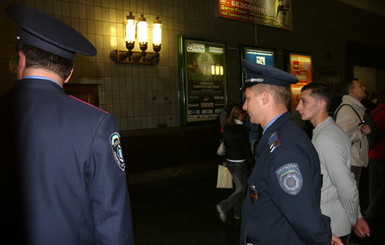 В Киеве пассажир разъезжал в вагоне метрополитена пряча за курткой оружие