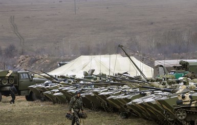 Под Луганском селяне везут солдатам сало и лекарства 