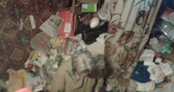 В Киевской области пенсионерка застряла в огромной куче мусора