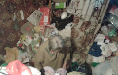 В Киевской области пенсионерка застряла в огромной куче мусора