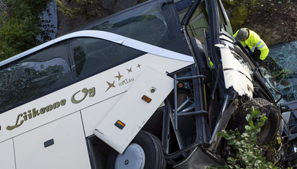 В Финляндии автобус упал железнодорожные пути, есть жертвы