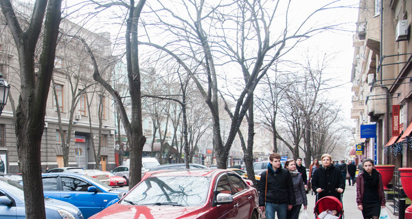 На одесских парковках магазинов и офисов снесут блокираторы