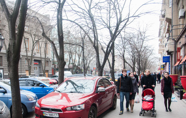 На одесских парковках магазинов и офисов снесут блокираторы