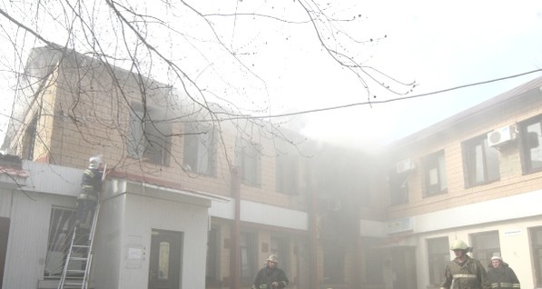 На Подоле горел дом, людей эвакуировали через окна