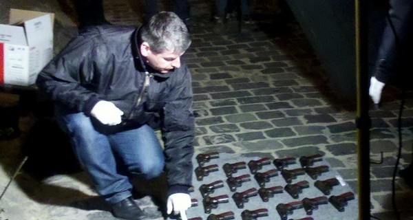 Во Львове возле мусорных баков нашли 54 пистолета