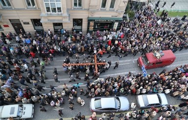 Во Львове несколько тысяч горожан прошлись крестным ходом
