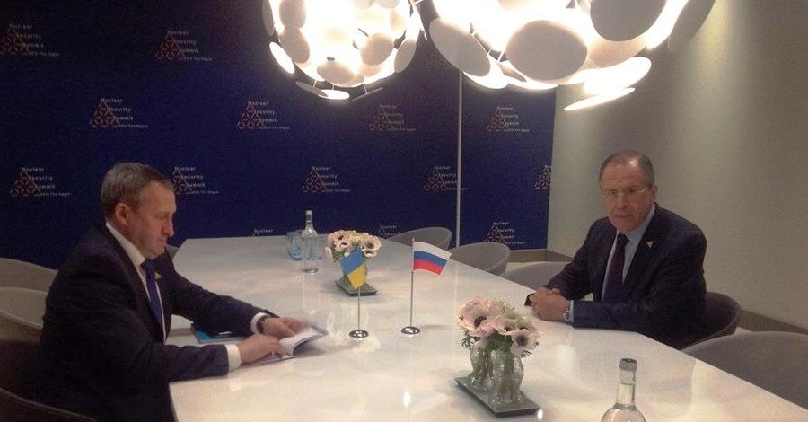 Главы МИД Украины и России впервые сели за стол переговоров