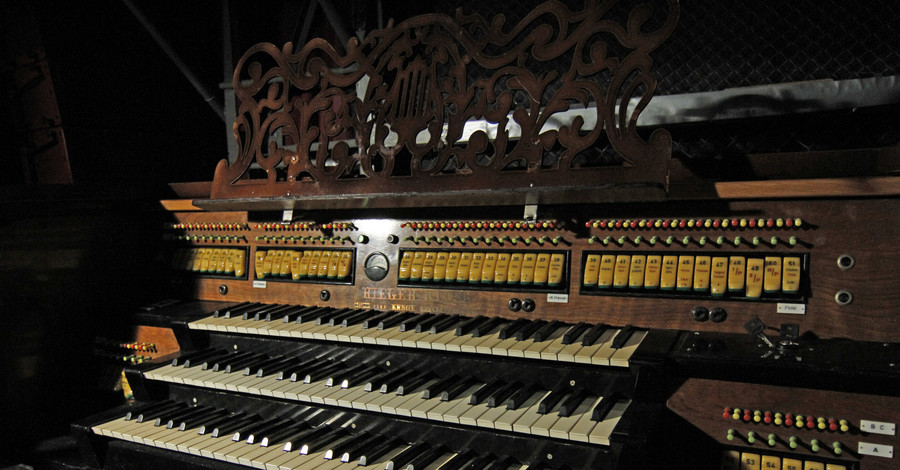 После 20 лет простоя в Одесском оперном театре зазвучал орган
