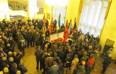 Похороны Музычко: для траурной процессии ГАИ освободила центральный проспект в Ровно