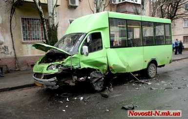 В Николаеве лихач на иномарке разбил два автобуса