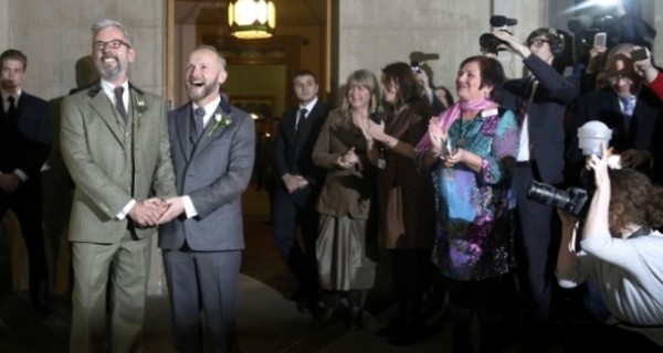В Англии и Уэльсе вступил в силу закон о легализации гей-браков