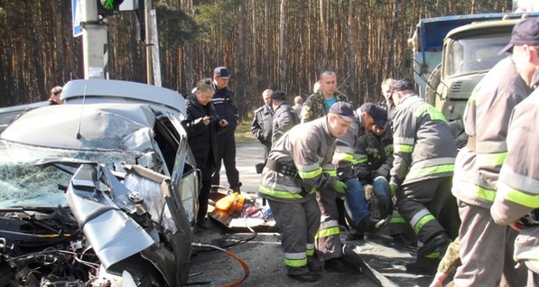 В Киеве грузовик раздавил легковушку, есть жертвы