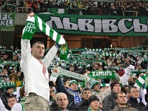 Львовские фанаты взяли штурмом гостевые трибуны с крымчанами