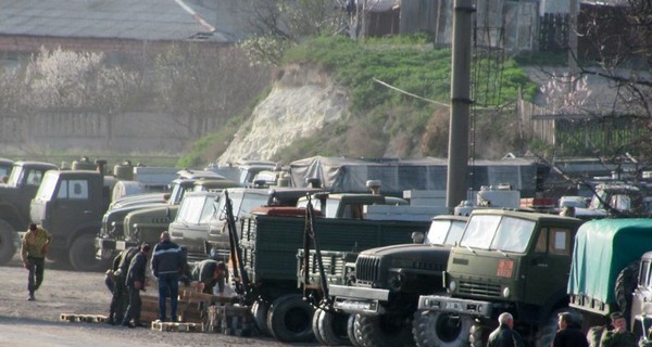 Минобороны: люди в форме военнослужащих РФ разворовывают технику в Бахчисарае