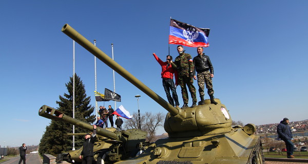 Митингующие в Донецке заблокировали ЖД пути