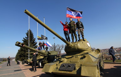 Митингующие в Донецке заблокировали ЖД пути