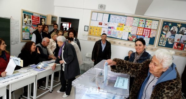 Во время выборов в Турции погибли восемь человек  
