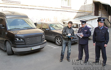 Активисты передали в милицию автомобиль Януковича