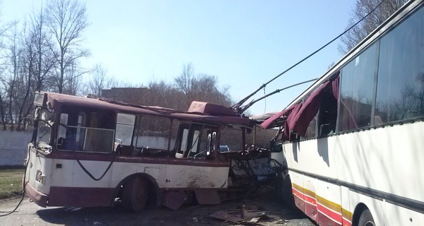 Автобус с юными футболистами протаранил троллейбус 