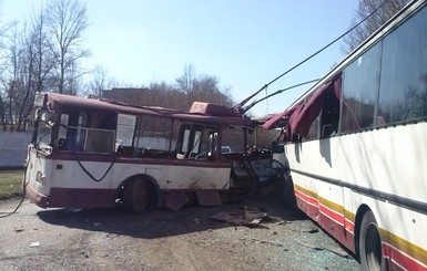 Автобус с юными футболистами протаранил троллейбус 