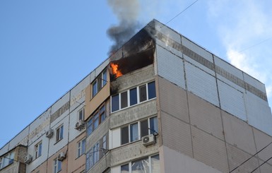 Крупный пожар в Одессе: спасатель вынес женщину из горевшей квартиры