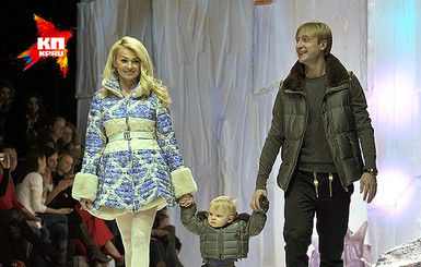 Плющенко вышел на подиум с Яной Рудковской и сыном