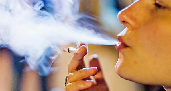 Ученые выяснили: женщины курят от стресса, мужчины - от счастья