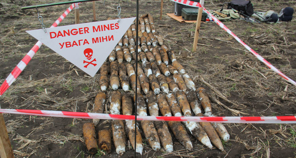 В Донбассе рыли противотанковый ров, а нашли арсенал немецких снарядов