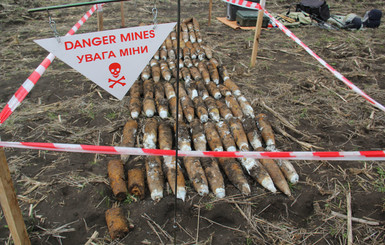 В Донбассе рыли противотанковый ров, а нашли арсенал немецких снарядов
