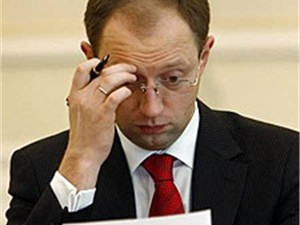 Яценюк приостановил членство в 