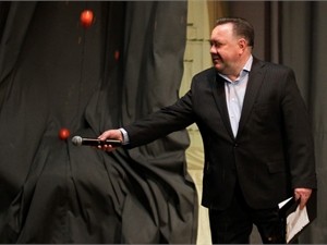 Богдана Бенюка забросали гнилыми помидорами