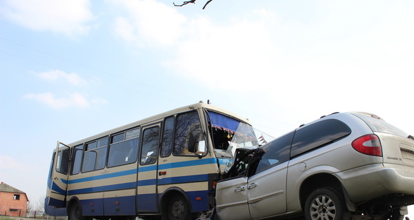 На Львовщине пассажирский автобус столкнулся с автомобилем