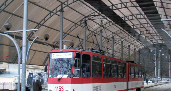 Во Львове трамвай наехал на школьника