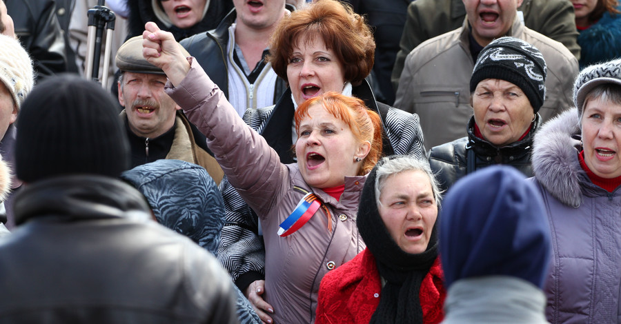Митингующие обошли весь Донецк в поисках губернатора