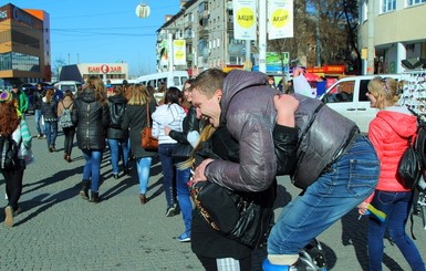 В Днепропетровске устроили день объятий
