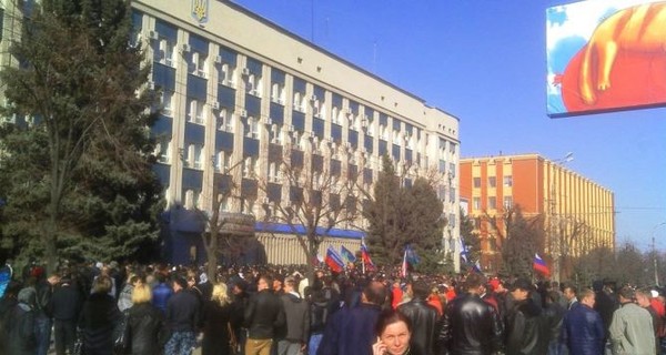 В Луганске митингующие захватили СБУ, в здании выбиты окна и двери