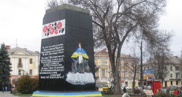 В Полтаве Ленина на постаменте сменила 