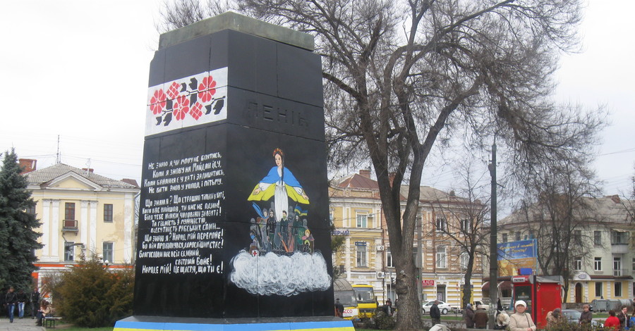 В Полтаве Ленина на постаменте сменила 