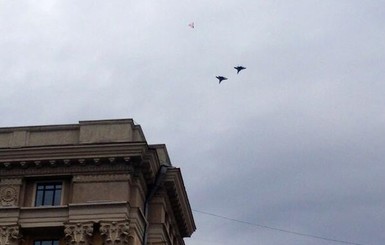 Харьковчан напугали самолеты, летающие над центром города