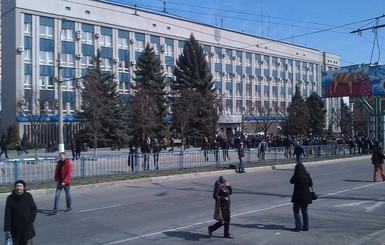 В Луганске под зданием СБУ укрепляют баррикады и поют военные песни
