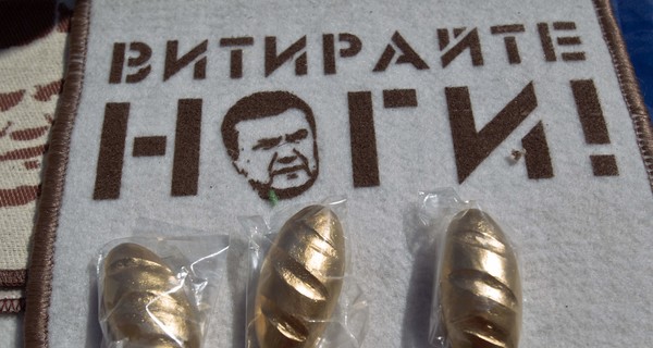 На Майдане продают золотые мини-батоны