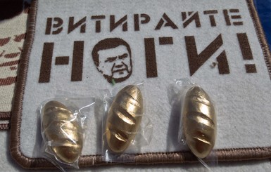 На Майдане продают золотые мини-батоны