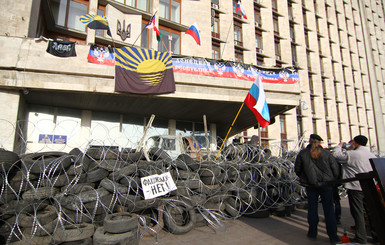 Донецкий горсовет призвал митингующих сдать оружие
