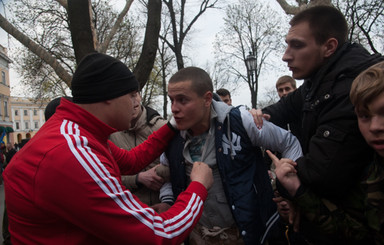 В Одессе массовая драка: столкнулись сторонники Антимайдана и Правого сектора