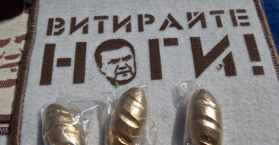 На Майдане продают золотые мини-батоны 