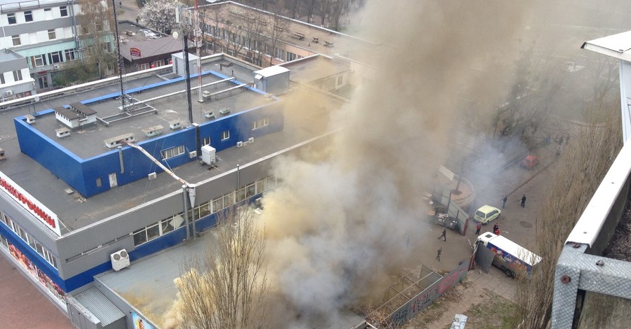 В Киеве горит огромный супермаркет 