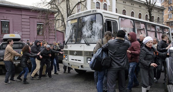 В Харькове напали на автобус с правоохранителями
