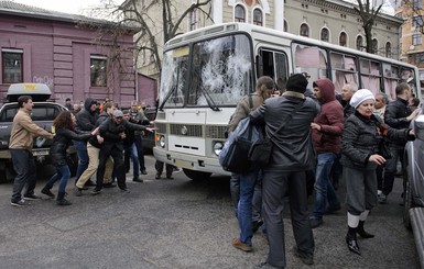 В Харькове напали на автобус с правоохранителями