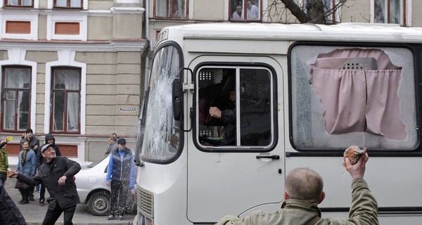Милиция расследует нападение на автобус в Харькове
